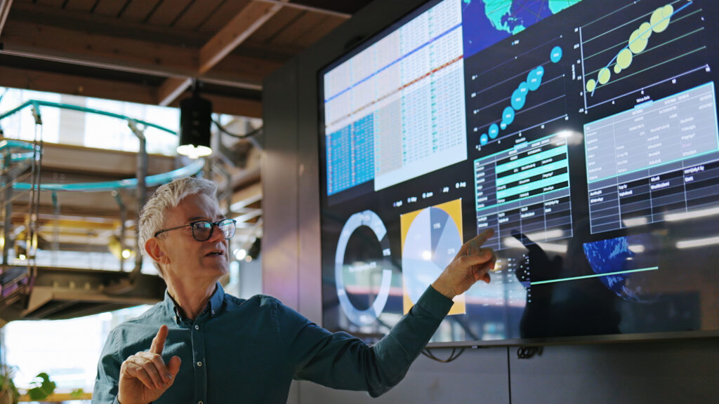 Procurement leader delivers lecture to business unit